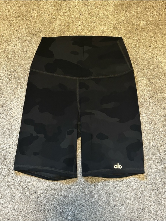 ALO Yoga Pants - ALO Yoga Black Camo High-Rise Bike Shorts